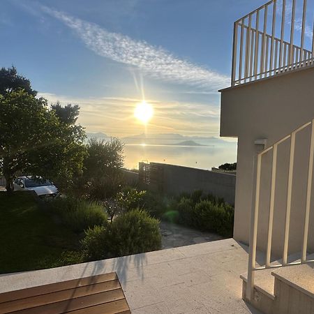 Luxury Family Beach Front Villa - Sunday Beach House Slatine Eksteriør billede