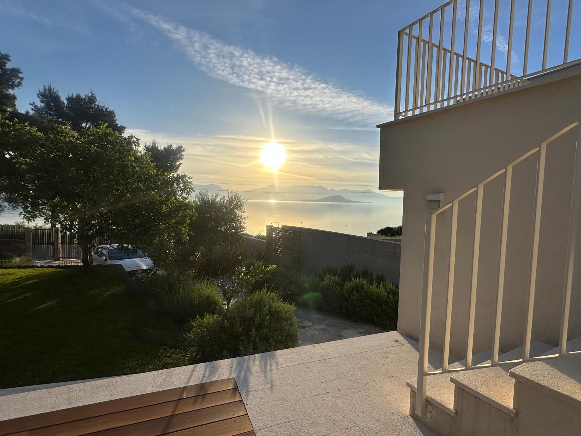 Luxury Family Beach Front Villa - Sunday Beach House Slatine Eksteriør billede