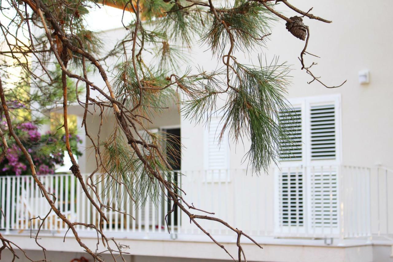 Luxury Family Beach Front Villa - Sunday Beach House Slatine Eksteriør billede