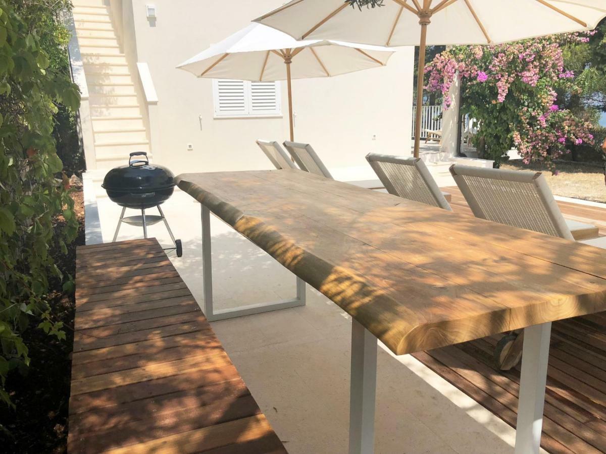 Luxury Family Beach Front Villa - Sunday Beach House Slatine Eksteriør billede