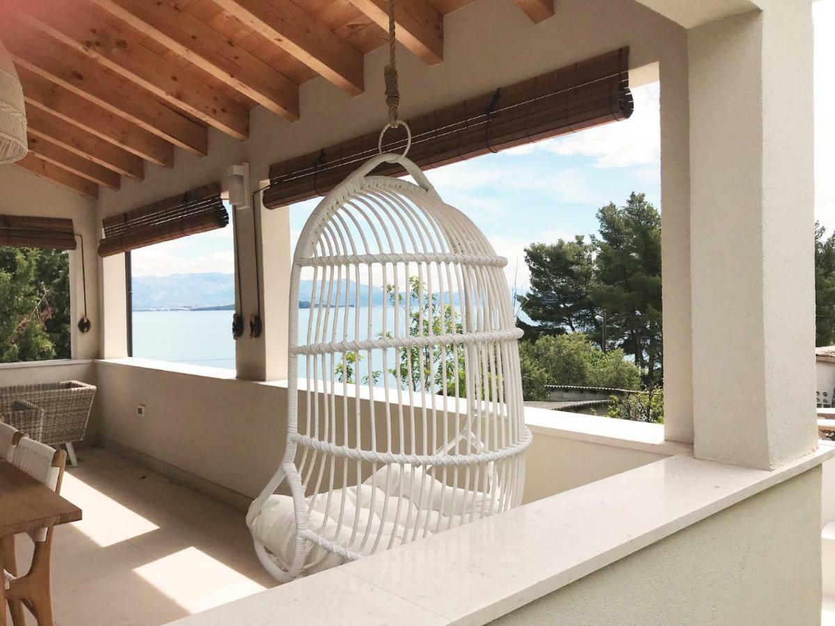 Luxury Family Beach Front Villa - Sunday Beach House Slatine Eksteriør billede