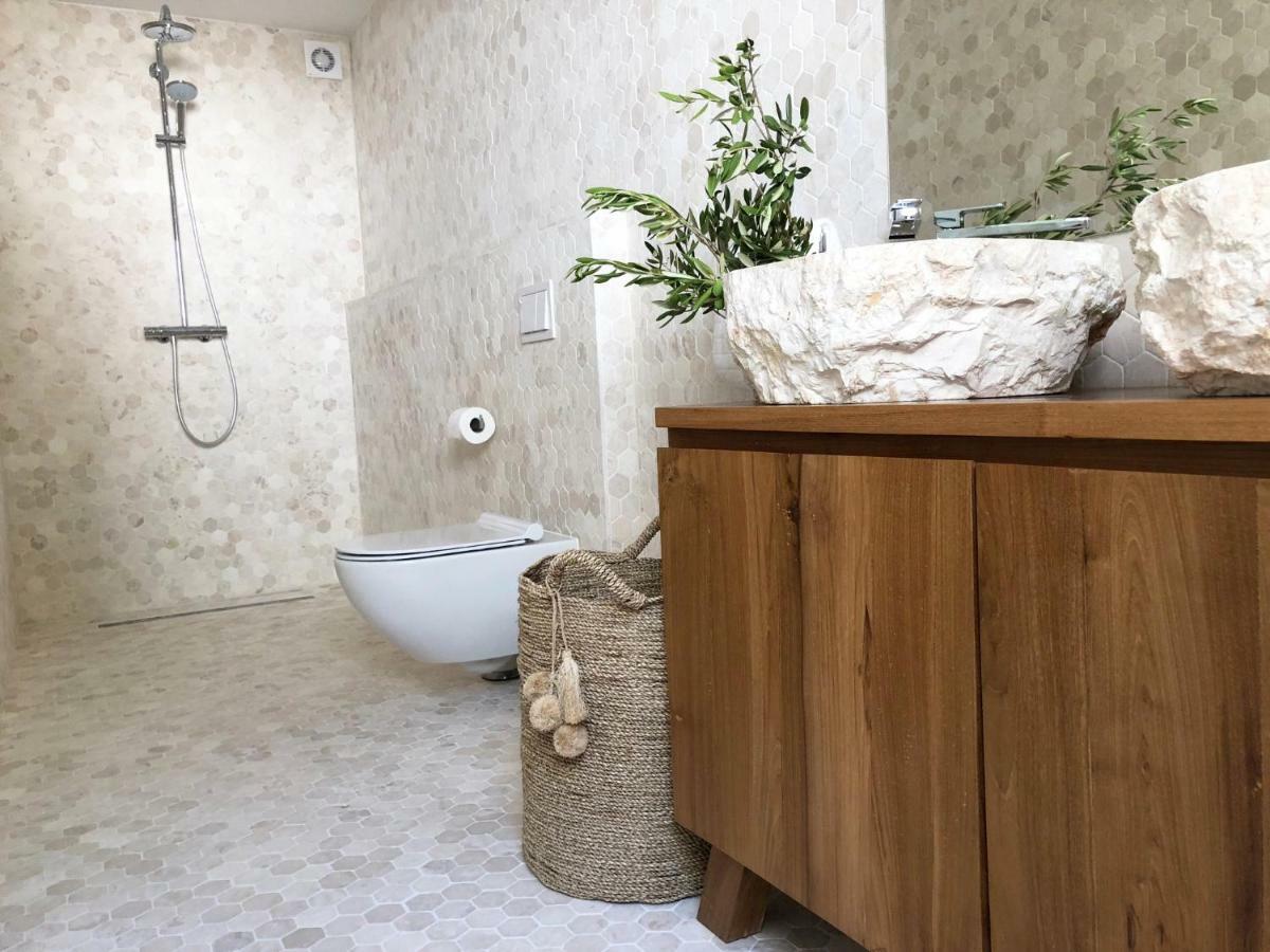 Luxury Family Beach Front Villa - Sunday Beach House Slatine Eksteriør billede