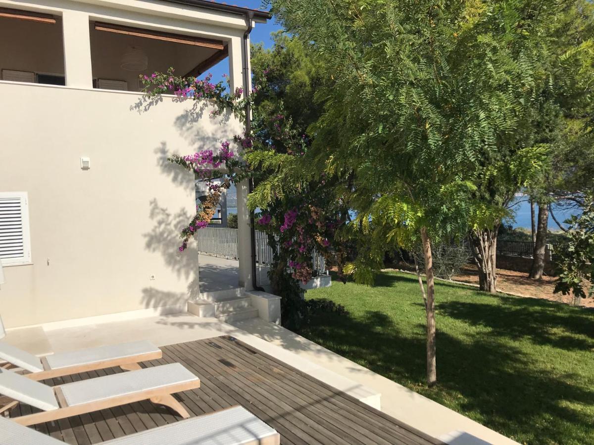 Luxury Family Beach Front Villa - Sunday Beach House Slatine Eksteriør billede